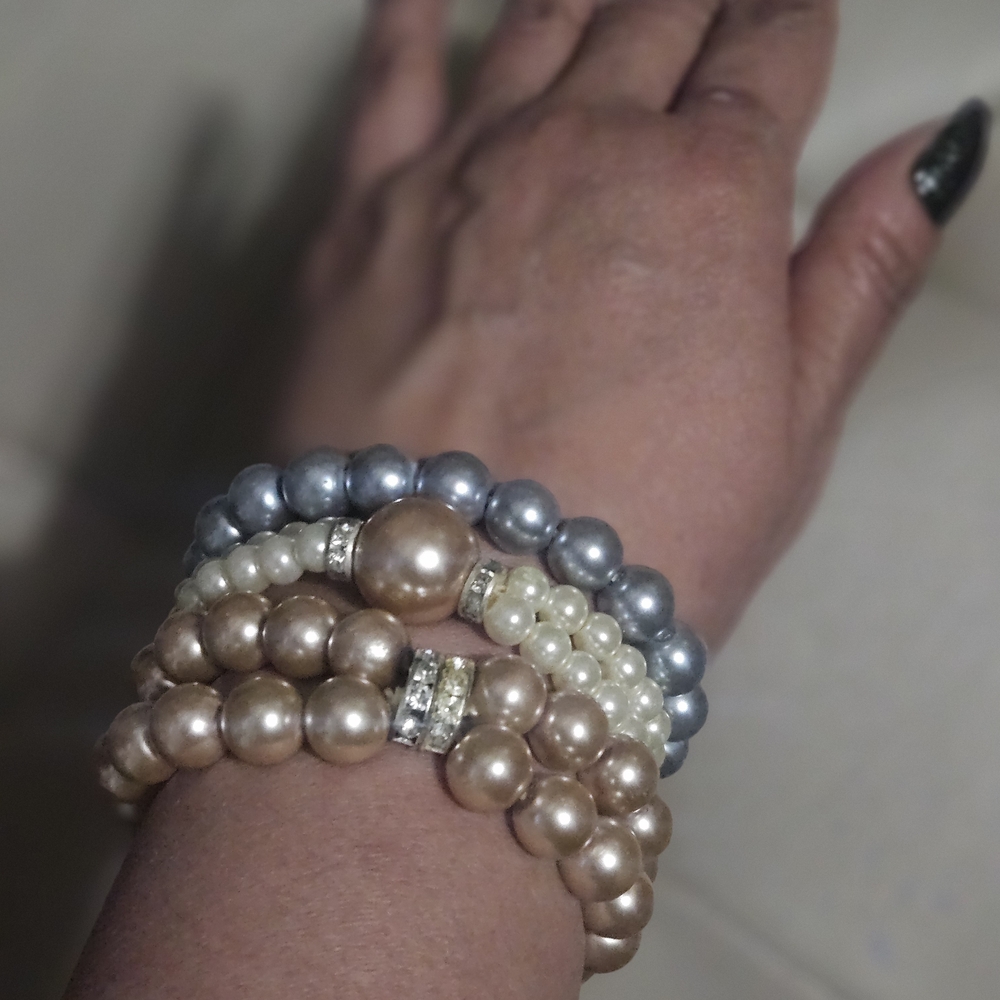 Elegant Pearl Bracelet Set - Picture 4 of 4